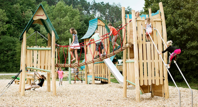 甘肃飞鲸游乐：如何保养不锈钢滑梯呢？